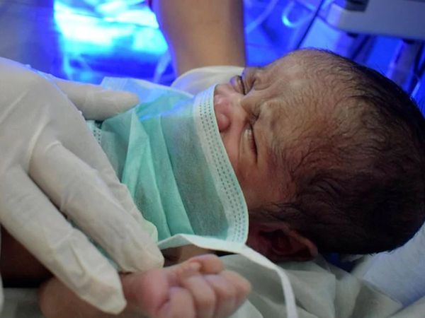 physically challenged man helps woman delivery in train near Mathura