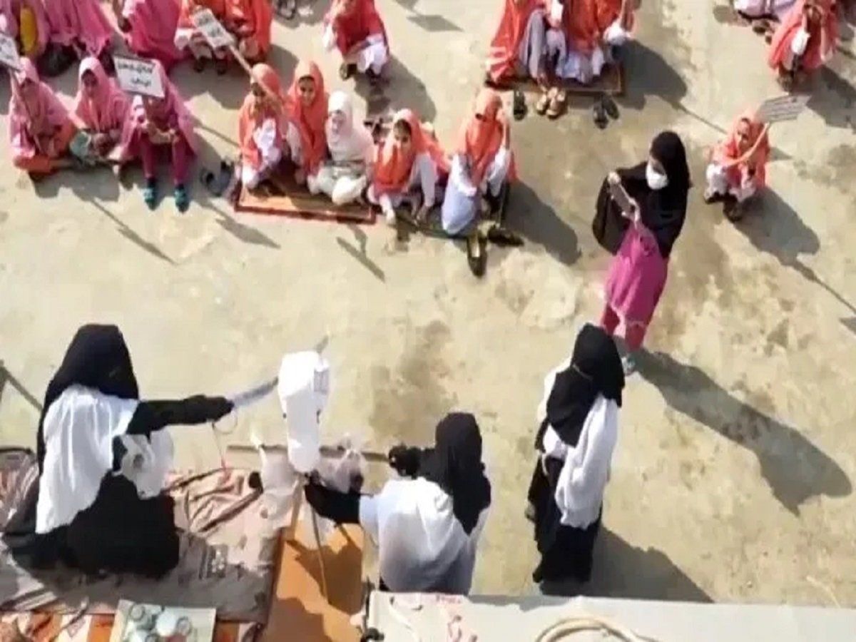 नफरत की आग कब बुझेगी, इस्लामाबाद के मदरसा में शिक्षक ने फ्रेंच राष्ट्रपति के पुतले का सिर किया कलम
