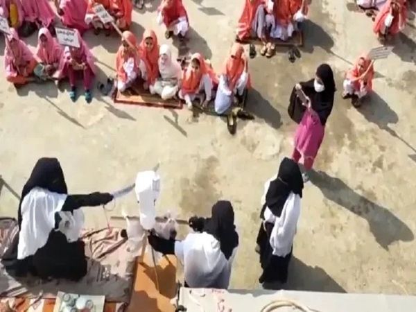 नफरत की आग कब बुझेगी, इस्लामाबाद के मदरसा में शिक्षक ने फ्रेंच राष्ट्रपति के पुतले का सिर किया कलम