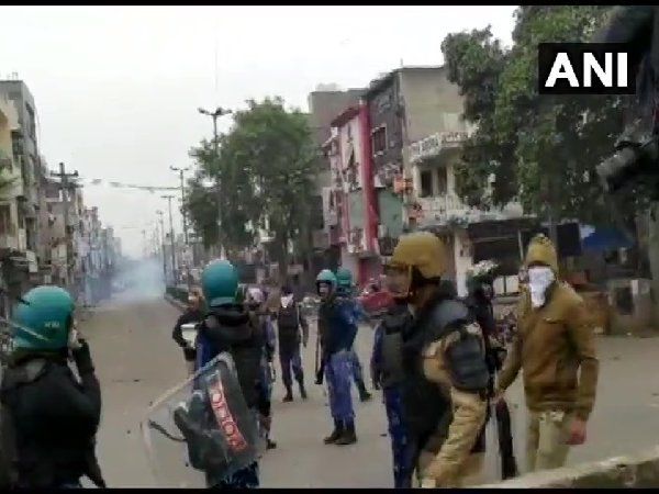 Delhi CAA protest: सीलमपुर और जाफराबाद में तनाव, चार मेट्रो स्टेशन पर एंट्री- एग्जिट बंद