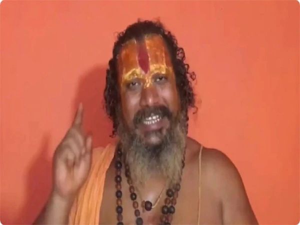 Jagadguru Paramhans Acharya not allowed to enter the Taj Mahal due to saffron clothes and a brahmadand in his hand
