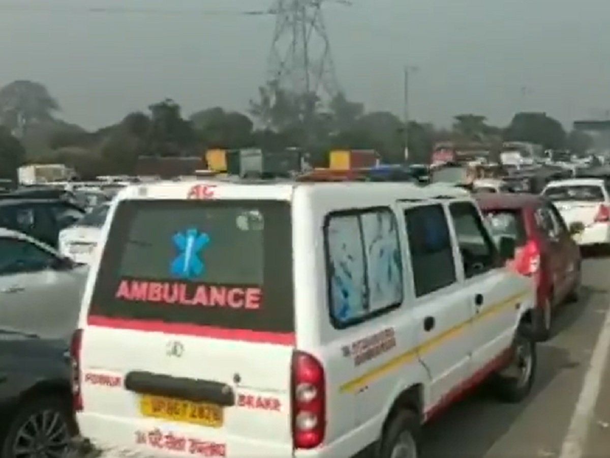 नोएडा: DND पर लगा भारी जाम, फंसी एंबुलेंस, पुलिस ने इस तरह बनाया रास्ता