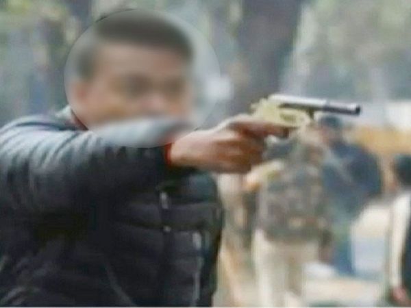 Jamia firing : Youth had bought gun with cash for clothes carried red bag to hide gun, जामिया फायरिंग : पूछताछ में युवक ने खोले राज, बताया कहां से और कितने में खरीदा हथियार