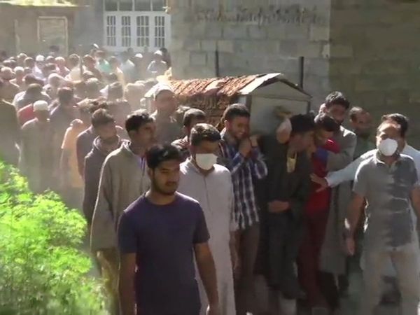 Jammu and Kashmir : villagers give heartful farewell to killed SPO and his wife in pulwama