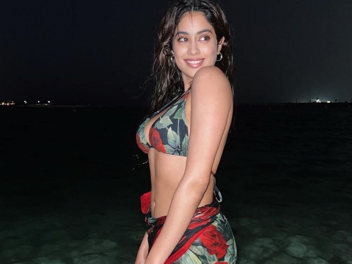 Sridevi daughter Janhvi Kapoor looks hot in floral bikini she is enjoying  vacation on Dubai see photos Hot Photos: श्रीदेवी की बेटी जान्हवी कपूर ने  फ्लोरल बिकिनी में लगाया हॉटनेस का तड़का,