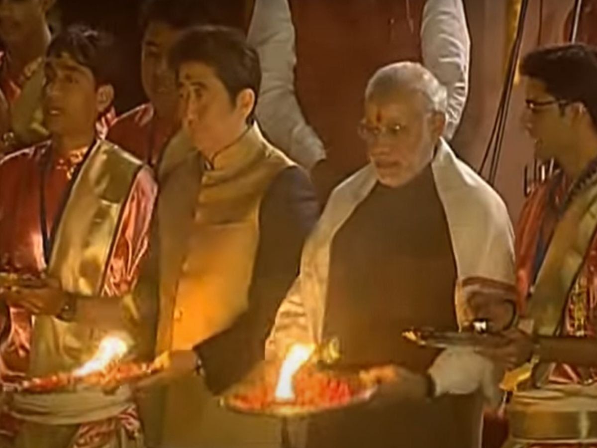 PM नरेंद्र मोदी की काशी से शिंजो आबे का था खास नाताः माथे पर तिलक, हाथ में थाल ले तब की थी मां गंगा की आरती, देखें- VIDEO