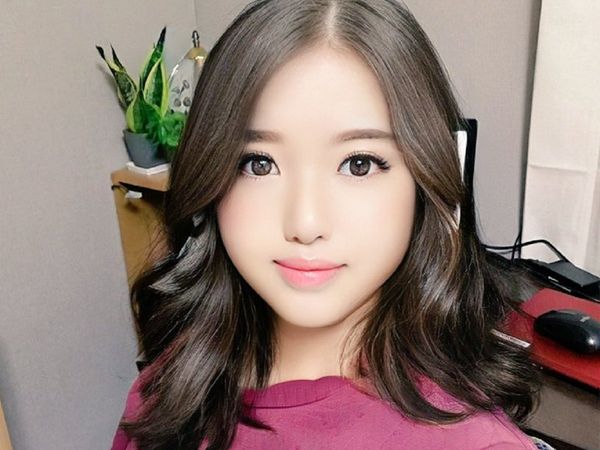 50 साल की महिला या पुरुष तय करें आप, इंटरनेट पर सनसनी