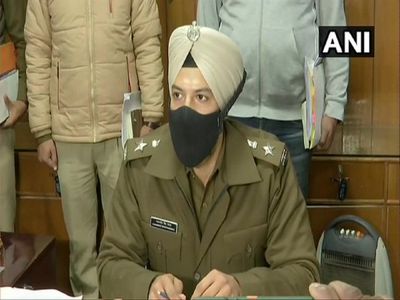 Masked Man: सिंधु बार्डर पर पकड़े गए नकाबपोश की यह है कहानी, सोनीपत पुलिस ने दी जानकारी Masked Man: सिंधु बार्डर पर पकड़े गए नकाबपोश की यह है कहानी, सोनीपत पुलिस ने दी जानकारी