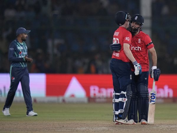 England beat Pakistan by 4 wickets in 1st T20I