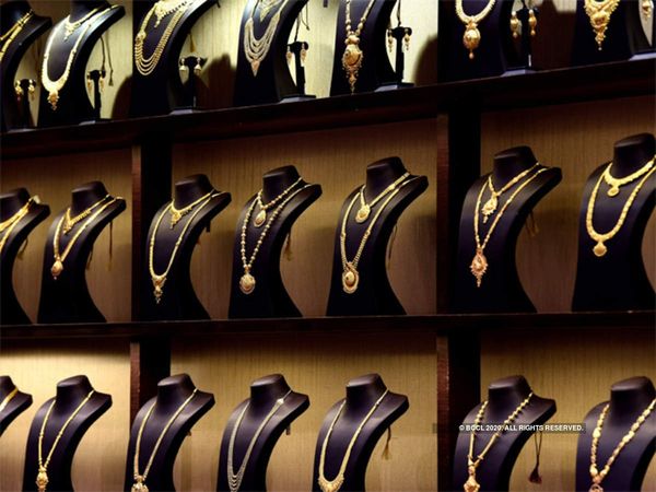 Gold price today declines Rs 19, Silver jumps Rs 646 know 14 to 24 carats rates on 15 February 2021