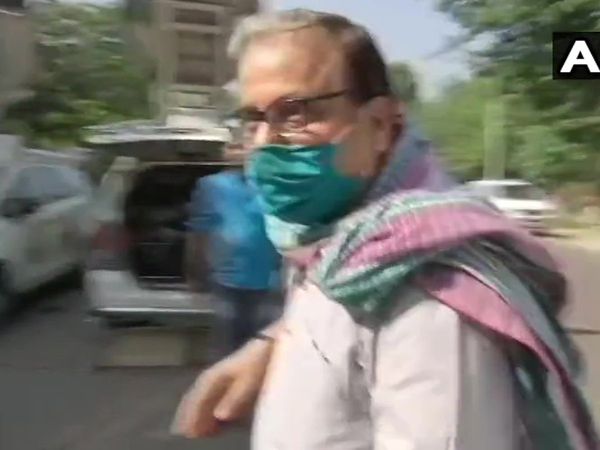 Bihar: RJD leader Manoj Jha leaders of Mahagathbandhan arrive at residence of Rabri Devi 