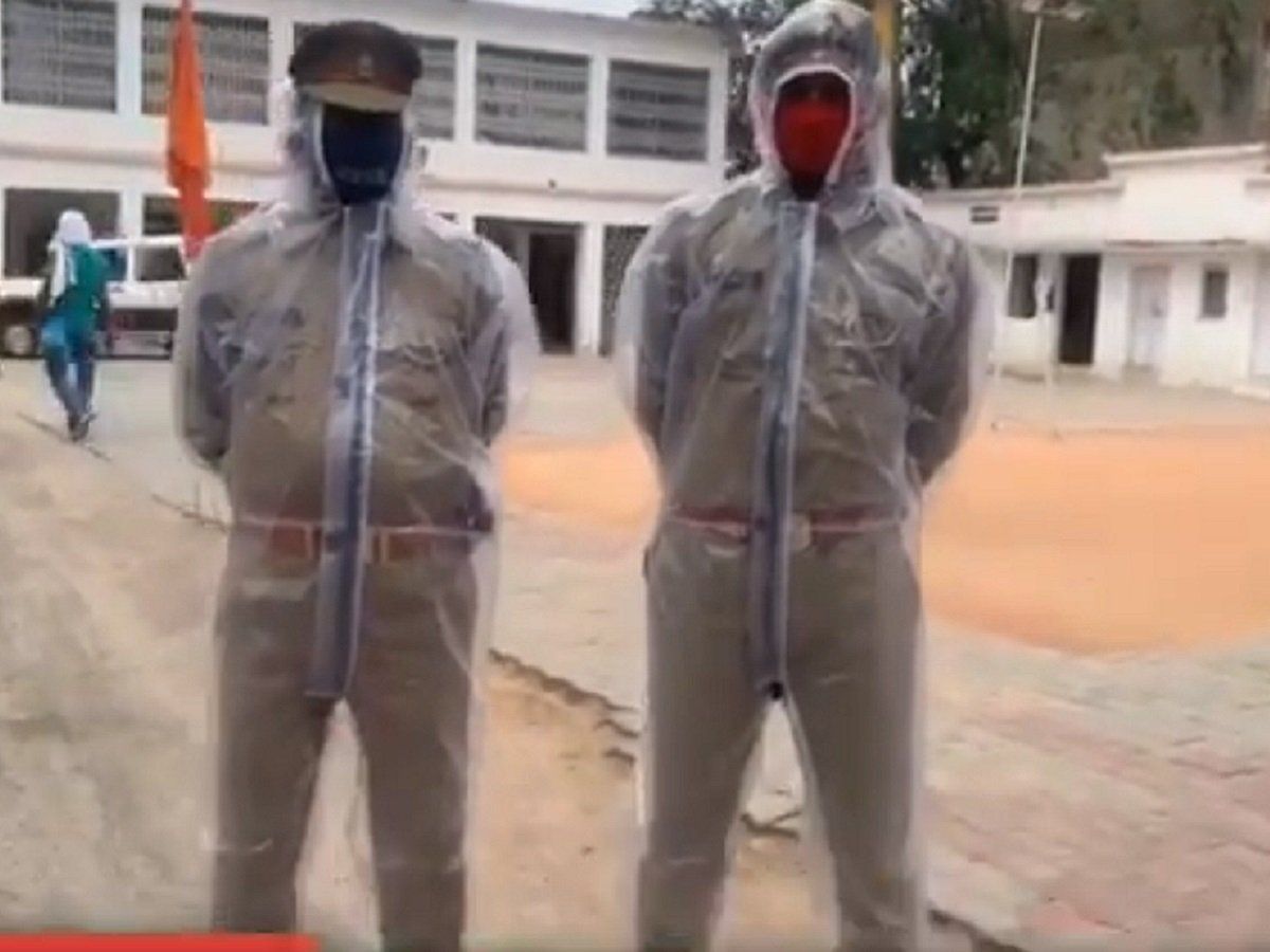 VIDEO: पुलिसकर्मियों के लिए बनवाई गई खास ट्रांसपेरेंट पीपीई किट, कोरोना और बारिश से बचाएगी
