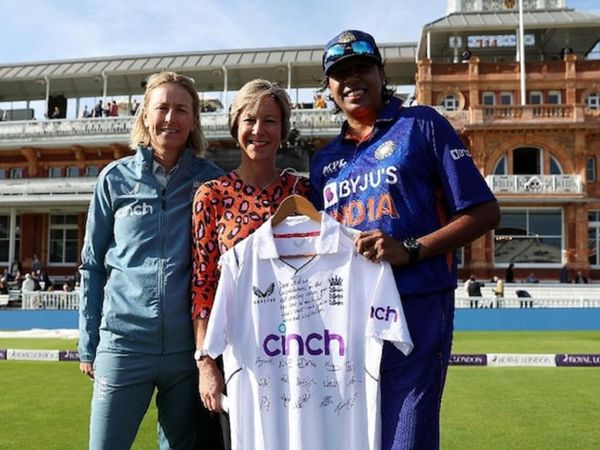 ECB presented signed jersey to Jhulan Goswami