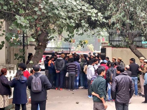 JNU Violence : A timeline of sunday's rampage, 10 important things to know, जेएनयू हिंसा : ऐसे शुरू हुई कैंपस में हिंसा, जानें उपद्रव से जुड़ी 10 बातें   