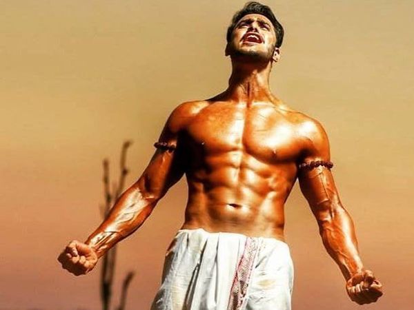 Parth Tiwari TV Actor attacked by 50 goons Asks Help on social media