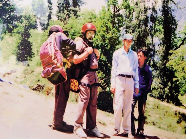 Narendra Modi paragliding