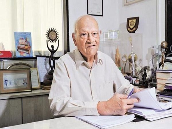 Who is Julio Ribeiro Sharad Pawar suggest his name to investigate Antilia bomb case 