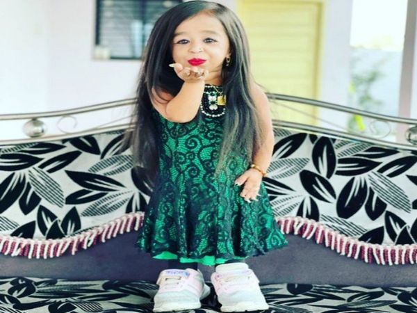 Jyoti Amge smallest Woman viral video spot at airport history biography Career profile family background  
