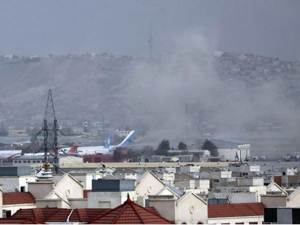 Breaking news: काबुल एयरपोर्ट के बाहर धमाका, बड़ी संख्‍या में लोगों के हताहत होने की आशंका