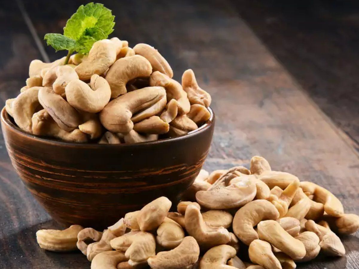 kaju health benefits, kaju khane ke fayde, why to eat cashew nuts, kaju  benefits for pregnanct ladies, काजू क्‍यों खाना चाह‍िए, काजू कब खाएं, काजू  खाने का सही समय, काजू खाने के