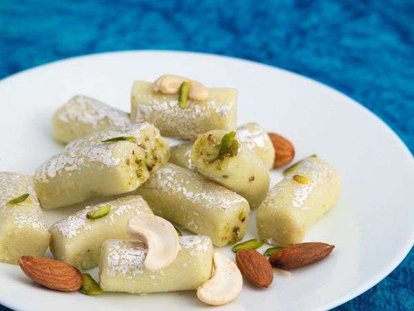 How to make Kaju Pista Roll, How to make Kaju Pista Roll at home, How to make Kaju Pista Roll in market style, Homemade Kaju Pista Roll, Tasty Kaju Pista Roll, How to make instant Kaju Pista Roll, काजू पिस्ता रोल घर पर कैसे बनाएं, काजू पिस्ता रोल रेस‍िपी