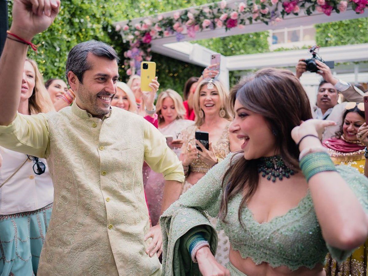 bollywood singer kanika kapoor shares mehendi photos with to be husband  gautam - Kanika Kapoor Mehendi Photos: दूसरी बार शादी कर रही हैं 'बेबी डॉल'  सिंगर कनिका कपूर, देखें मेहंदी सेरेमनी की