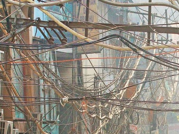 Massive fire broke out in electric wires at Nayaganj intersection of Kanpur