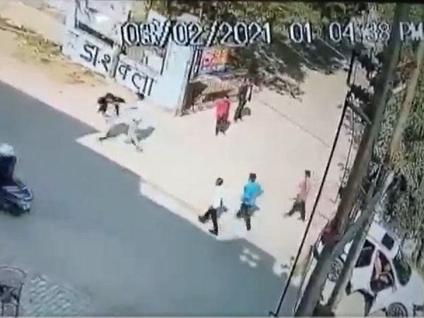 सड़क से गुजर रहा था शख्‍स, तभी कुछ लोगों ने पास आकर दबोच लिया, कैमरे में कैद हुई दिनदहाड़े अपहरण की वारदात