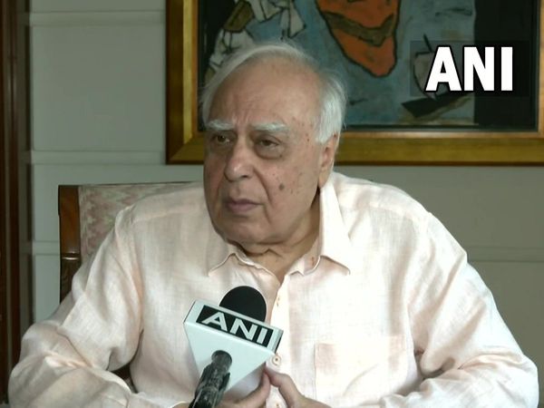 कांंग्रेस नेता कपिल सिब्‍बल