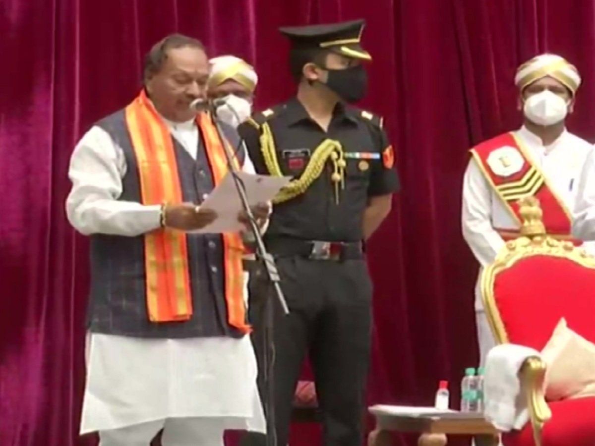 Karnataka: नए मंत्रिमंडल का गठन, किसी ने गोमूत्र तो किसी ने किसानों के नाम पर ली शपथ