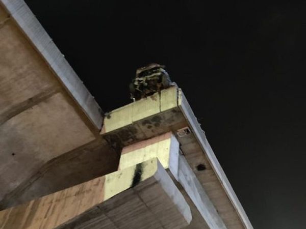 ओवर स्‍पीड कार ने बाइक को मारी टक्‍कर, 2 की मौत, रोंगटे खड़े कर देने वाला है वीडियो 