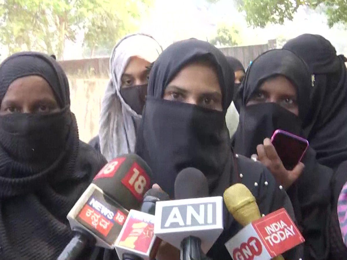 Hijab controversy : कई छात्राओं ने छोड़ी 10वीं की परीक्षा, बोली- हिजाब के बिना नहीं दूंगी एग्जाम