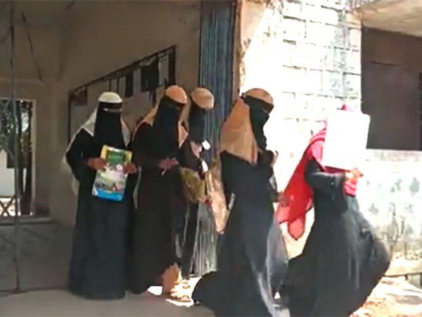 Hijab Controversy: कर्नाटक में हिजाब विवाद पर फैसला आने के बाद परीक्षा का बहिष्कार कर हॉल से बाहर निकलीं छात्राएं