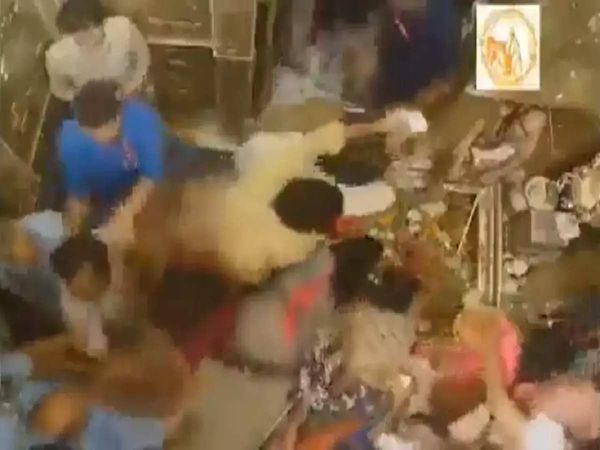 Devotees and employees fight for darshan in Kashi Vishwanath temple video viral