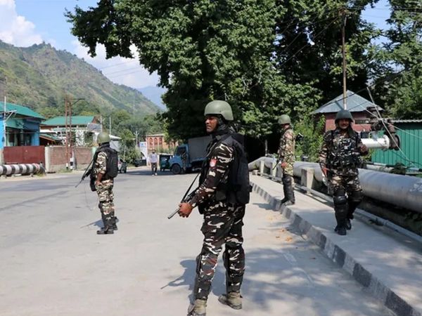 कश्‍मीर में आतंकी गतिव‍िधियों के खिलाफ सुरक्षा बलों के जवान मुस्‍तैदी से डटे हैं (फाइल फोटो)
