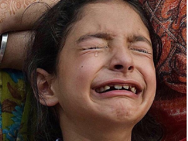 J&K: कश्‍मीर के पुलिस अफसर ने पुलित्‍जर लॉबी को दिखाया आईना, शहीद की बेटी की तस्‍वीर के साथ पूछे सवाल