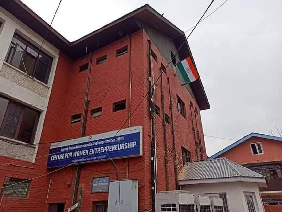 कश्मीर : लाल चौक के प्रेस एन्क्लेव में लहराया तिरंगा, स्वतंत्र भारत के इतिहास में पहली बार हुआ ऐसा