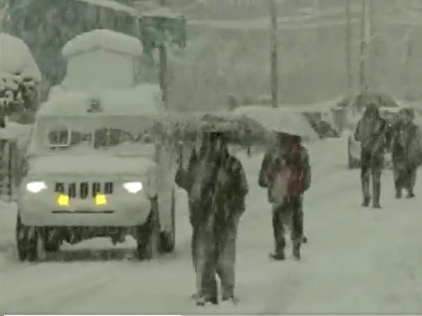 सड़क ही नहीं, यहां चलती गाड़‍ियों पर भी जमी बर्फ