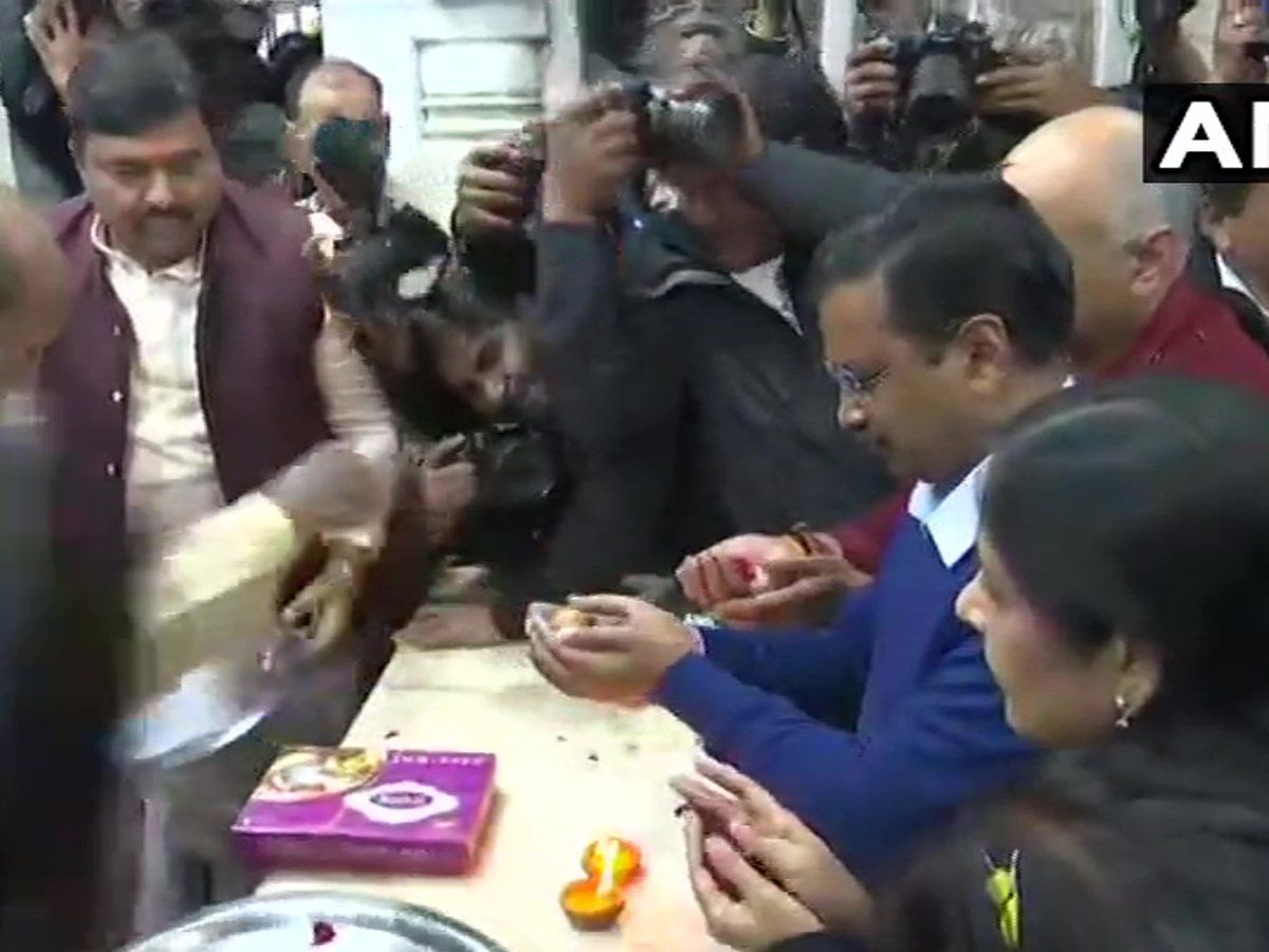 दिल्ली चुनाव 2020 के नतीजे : शानदार जीत के बाद बजरंगबली के दर पर केजरीवाल