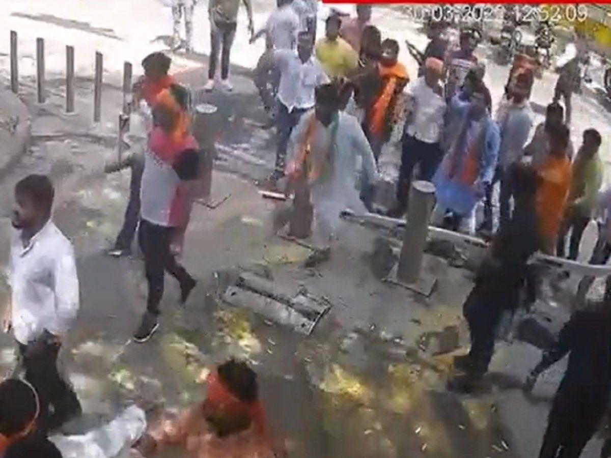 दिल्ली CM केजरीवाल के आवास पर BJP कार्यकर्ताओं ने की तोड़फोड़, सिसोदिया ने कहा- केजरीवाल की हत्या करवाना चाहती है बीजेपी
