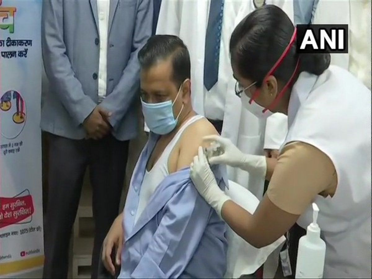 केजरीवाल को भी लगा कोरोना का टीका, अब तक इन राजनीतिक हस्तियों को लगी वैक्सीन