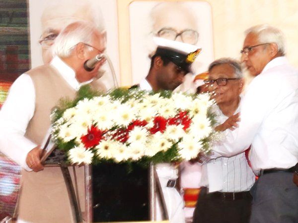 [VIDEO] केरल के राज्यपाल आरिफ खान का विरोध करने मंच पर पहुंच गए इतिहासकार इरफान हबीब