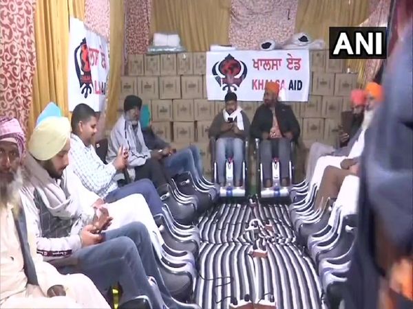 सिंघू बार्डर पर किसानों की सेवा के लिए फुट मसाज, खालसा एड ने ऑफर की सुविधा