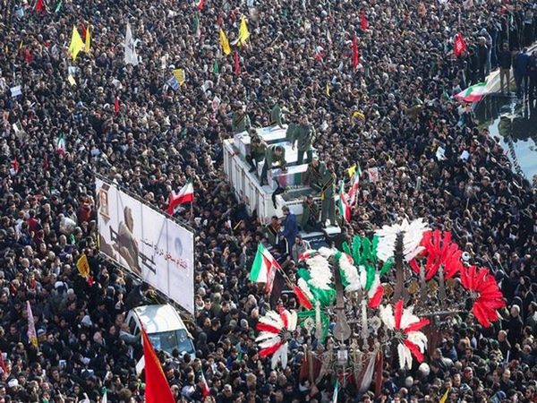 Huge crowd gathers in Tehran to mourn for Soleimani, daughter warns us of dark day, सुलेमानी की अंतिम विदाई में उमड़ी भारी भीड़, खामनेई की आखों से निकले आंसू