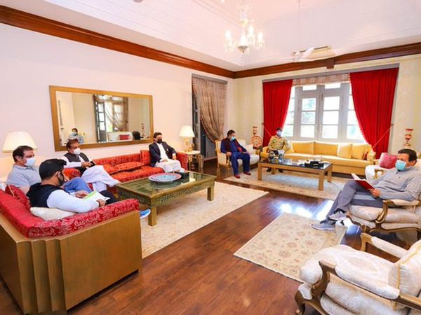  इमरान खान की इस तस्वीर से सोशल मीडिया पर भड़के लोग, यूजर्स ने कहा-'यह गैर-जिम्मेदार' बर्ताव है 