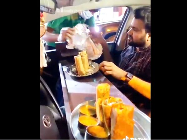 Bahaar ke khane ka viral video,jugaad to eat outside