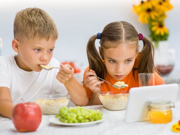 five best foods for healthy eyes of kids and toddlers as they are spending more time on screen in corona pandemic 