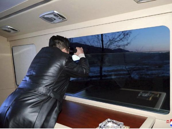 उत्‍तर कोरियाई सरकार की ओर से मुहैया कराई गई तस्‍वीर, जिसमें कहा गया है कि 11 जनवरी को हाइपरसोनिक मिसाइल का लॉन्‍च किया गया है और इसे देखते सुप्रीम लीडर किम जोंग-उन