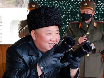 Kim Jong Un सोशल डिस्टेंसिंग बरत रहे या सैन्य अभ्यास में हुए घायल? फिर बढ़ा सस्पेंस Kim Jong Un सोशल डिस्टेंसिंग बरत रहे या सैन्य अभ्यास में हुए घायल? फिर बढ़ा सस्पेंस
