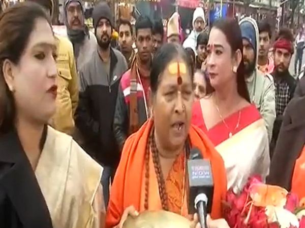  Kinnar Sonam blesses Yogi Adityanath ahead of CM Yogi nomination 